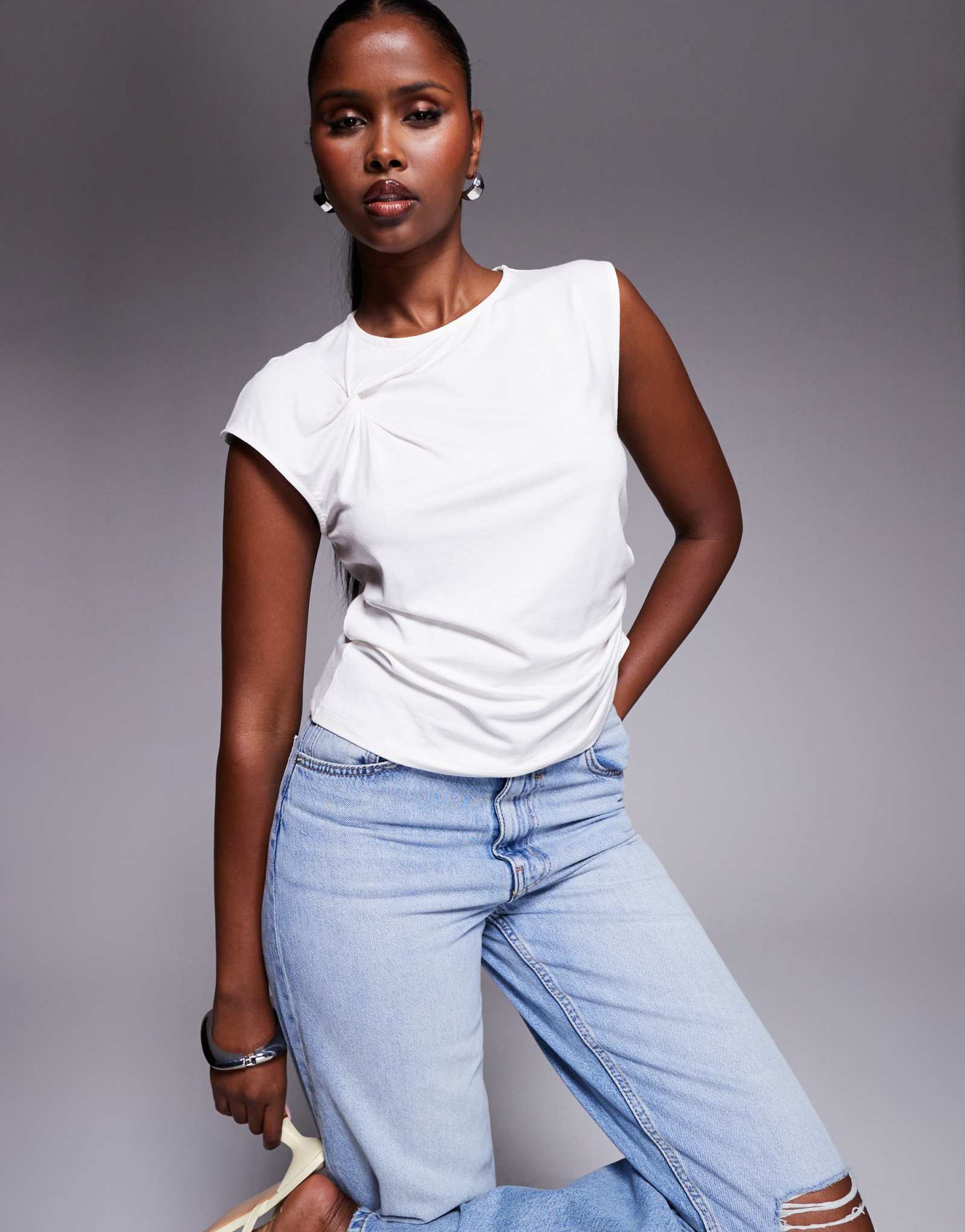 Футболка ASOS DESIGN twist с оборками по бокам на рукавах цвета слоновой кости