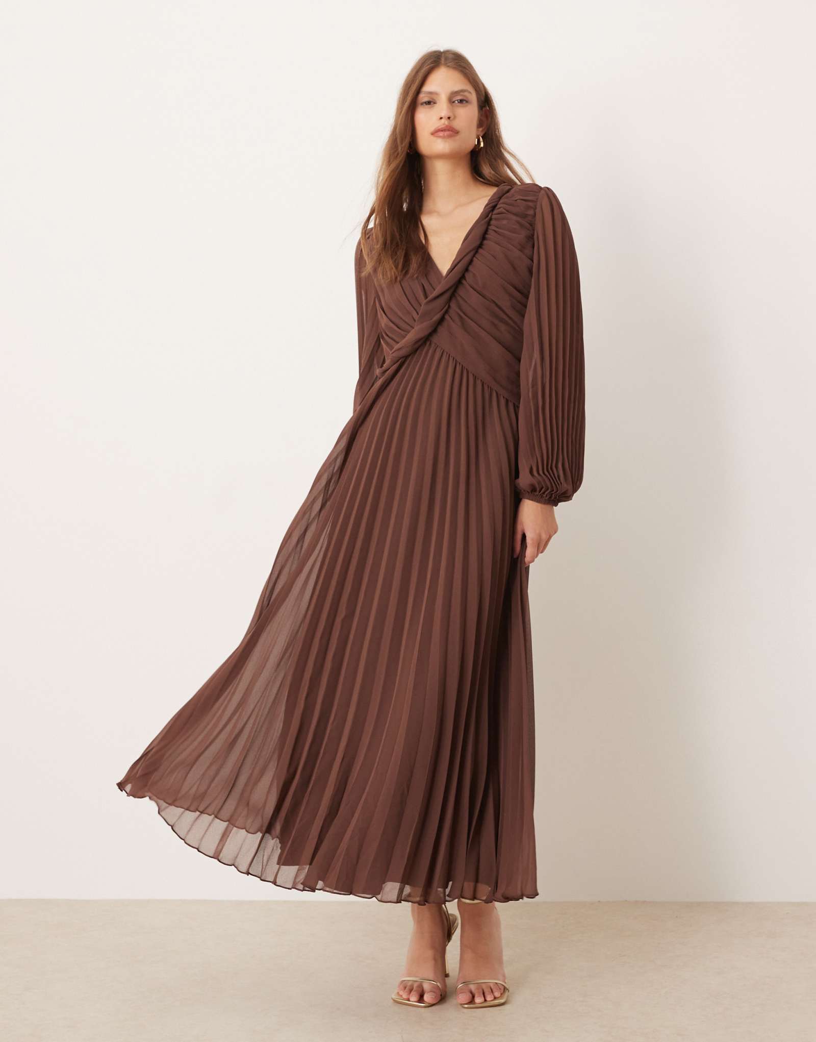 Плиссированное платье миди с запахом спереди шоколадного цвета от ASOS DESIGN twist detail