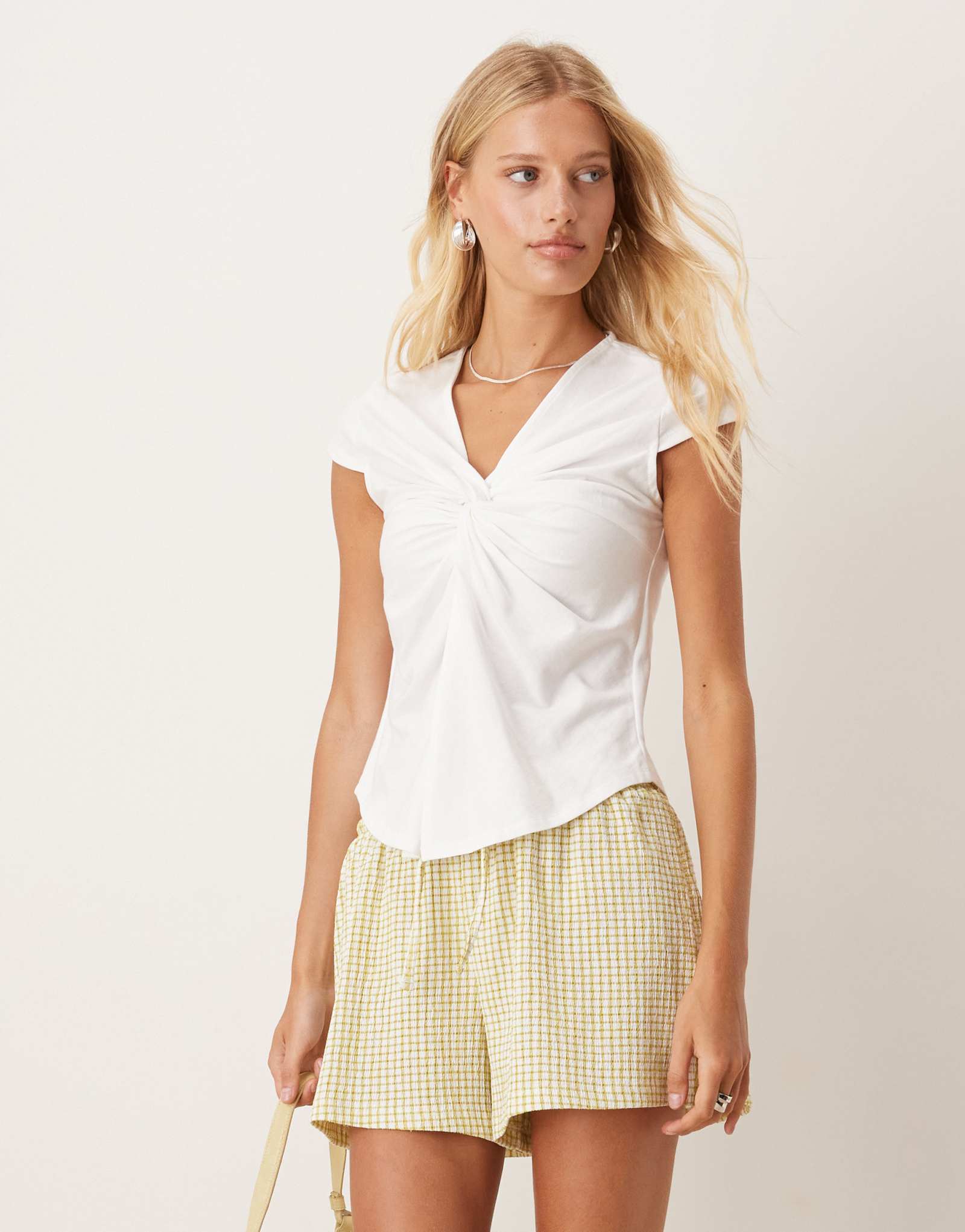 Футболка ASOS DESIGN twist спереди белого цвета