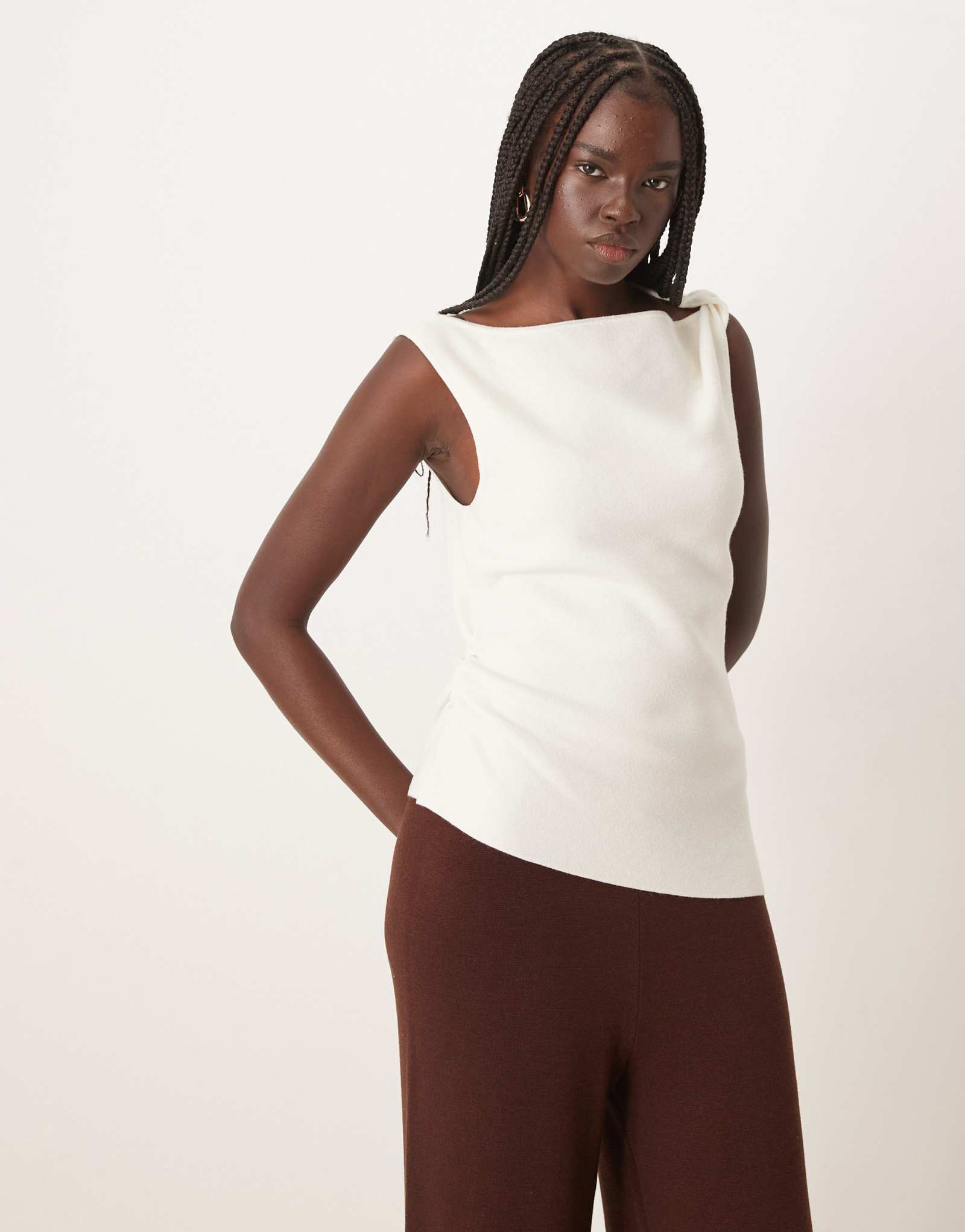 Топ с перекручивающимися плечами от ASOS DESIGN кремового цвета