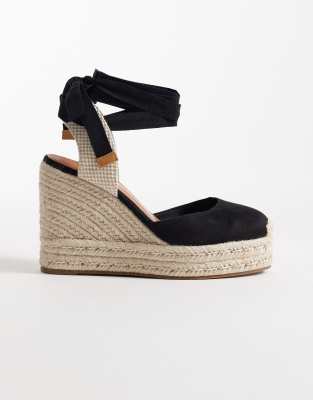 ASOS DESIGN Tyra closed toe wedges in black