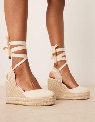 ASOS DESIGN - Tyra - Naturfarbene Keilabsatzschuhe aus Leinen mit geschlossener Zehenpartie-Neutral