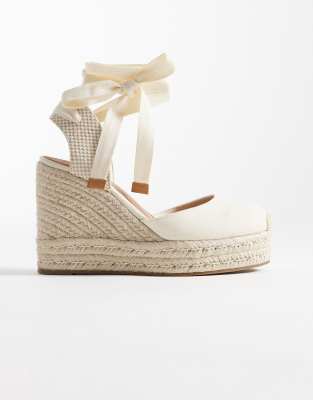 ASOS DESIGN - Tyra - Naturfarbene Keilabsatzschuhe aus Leinen mit geschlossener Zehenpartie-Weiß