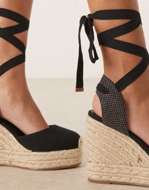 ASOS DESIGN – Tyra – Svarta skor med kilklackar, täckt tå och bred passform, 4 av 4