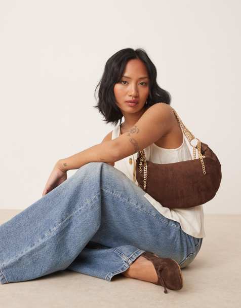 ASOS DESIGN – U-förmige Schultertasche aus Wildlederimitat in Schokobraun mit auffälligem Kettenriemen - view 1