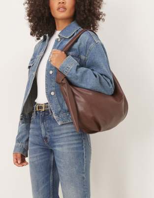ASOS DESIGN - U-förmige Sling-Schultertasche in Braun mit Knotendetail-Brown