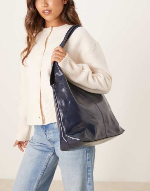 ASOS DESIGN – U-förmige Tragetasche in Marineblau mit Röhren-Henkel, 3 von 4