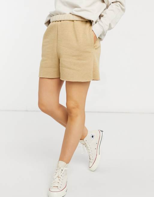 ASOS DESIGN – Überfärbte Sweat-Shorts mit Überschlag-Bund in Camel