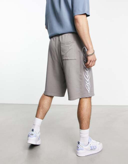 ASOS DESIGN UbergroBe Basketball Shorts in Grau mit bedruckten Seiten und Lochverzierung ASOS