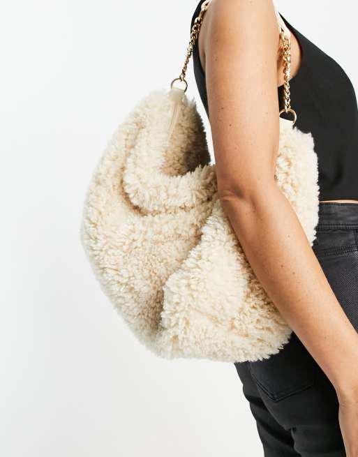 ASOS DESIGN UbergroBe Tragetasche aus Teddyfell in Beige mit Kettenriemen ASOS