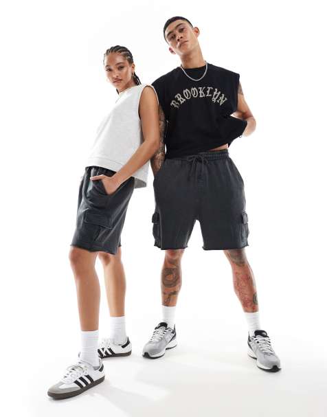 ASOS DESIGN – Übergroße Unisex-Cargo-Shorts in verwaschenem Schwarz - view 1