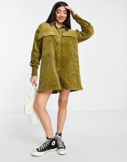 ASOS DESIGN – Übergroßer Playsuit im Hemdstil aus Cord in Olivgrün 