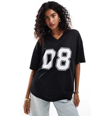 ASOS DESIGN - Übergroßes College-Fußballtrikot in Schwarz mit Grafik-Weiß