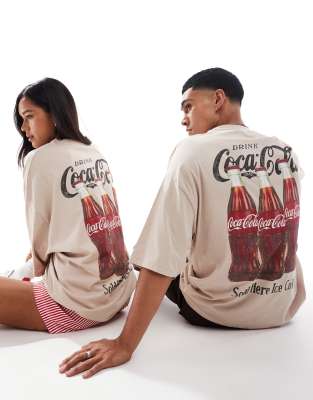 ASOS DESIGN - Übergroßes, lizenziertes Unisex-T-Shirt in Beige mit Coca-Cola-Prints-Neutral