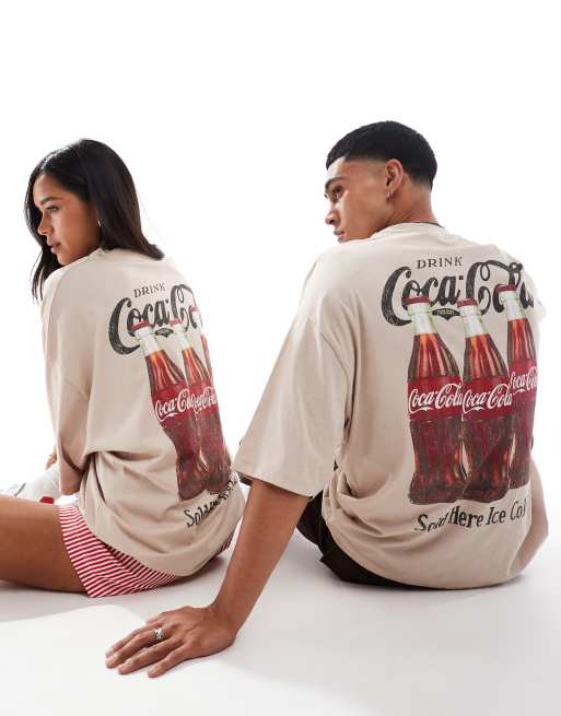 ASOS DESIGN – Übergroßes, lizenziertes Unisex-T-Shirt in Beige mit Coca-Cola-Prints, 3 von 4