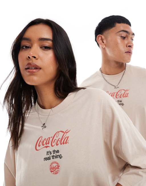 ASOS DESIGN – Übergroßes, lizenziertes Unisex-T-Shirt in Beige mit Coca-Cola-Prints, 4 von 4
