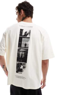 ASOS DESIGN – Übergroßes T-Shirt in gebrochenem Weiß mit Fotoprint entlang der Wirbelsäule