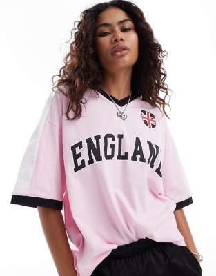 ASOS DESIGN - Übergroßes T-Shirt in Rosa mit V-Ausschnitt und England-Fußballgrafik