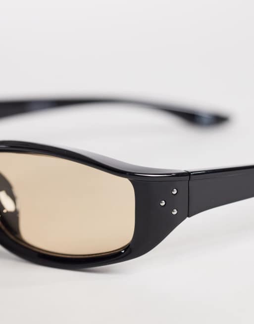 ASOS DESIGN - Ud-i-et-solbriller med sort stel og ravfarvede glas, 2 af 3
