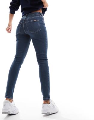 ASOS DESIGN - Ultimate - Eng geschnittene Jeans in dunklem Mittelblau