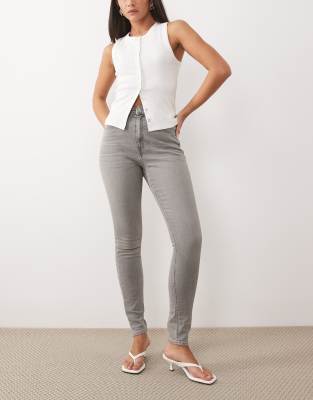 ASOS DESIGN - Ultimate - Eng geschnittene Jeans in Grau
