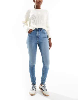 ASOS DESIGN - Ultimate - Eng geschnittene Jeans in Mittelblau