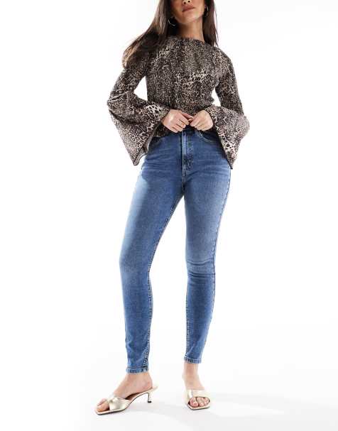 ASOS DESIGN – Ultimate – Eng geschnittene Jeans in Mittelblau - view 1