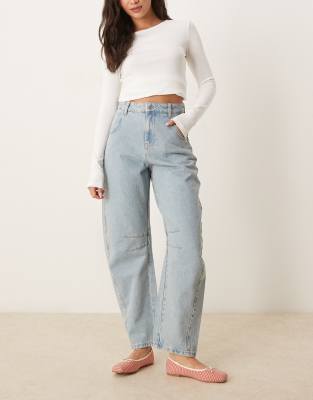 ASOS DESIGN - Ultimate - Gebleichte Barrel-Leg-Jeans mit heller Tönung-Blau