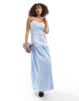 ASOS DESIGN - Ultimate - Stufen-Maxikleid in Blau mit Bahnendesign im Denim-Look