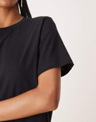ASOS DESIGN ultimate T-shirts with crew neck 2 pack in black & white