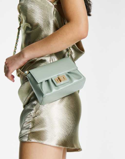 ASOS DESIGN – Umhängetasche in Salbeigrün mit Raffung und Kettenriemen