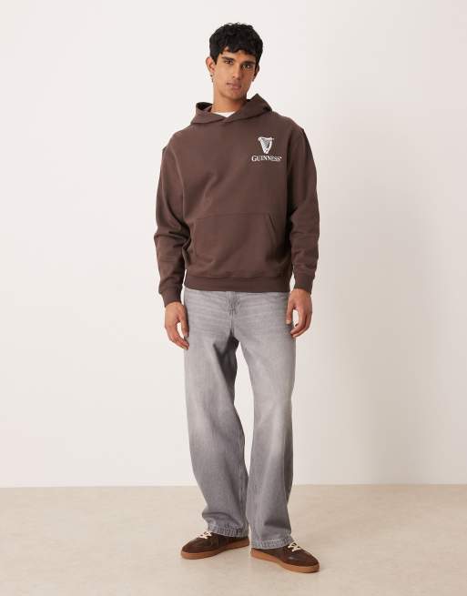 ASOS DESIGN - Uniseks oversized hoodie met Guinness-print in bruin, 2 van 5