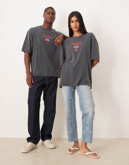 ASOS DESIGN - Uniseks oversized T-shirt met Coca-Cola-prints in zwart met wassing, 2 van 4