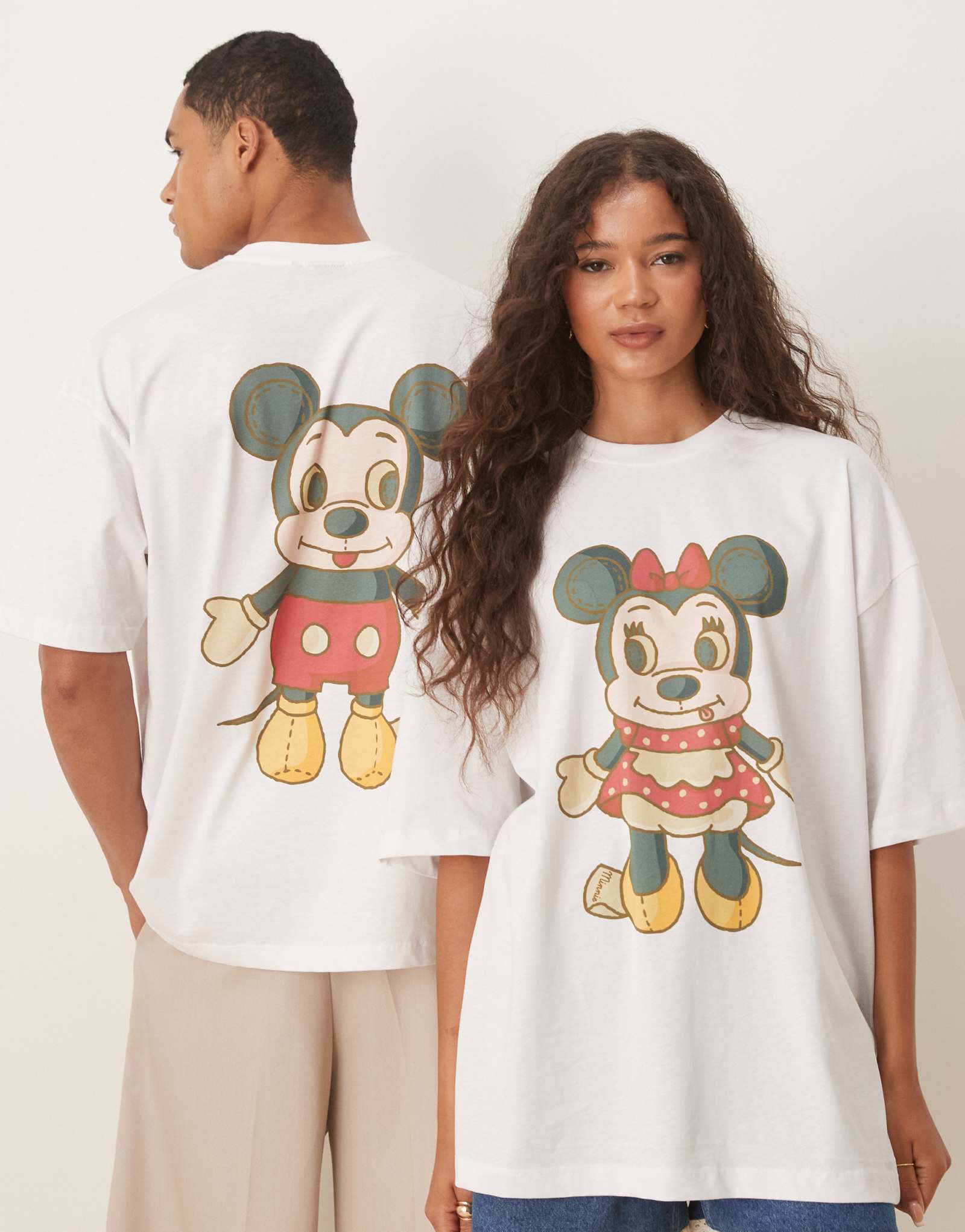 ДИЗАЙНЕРСКАЯ футболка унисекс oversize Disney с принтом Микки Мауса белого цвета от ASOS DESIGN