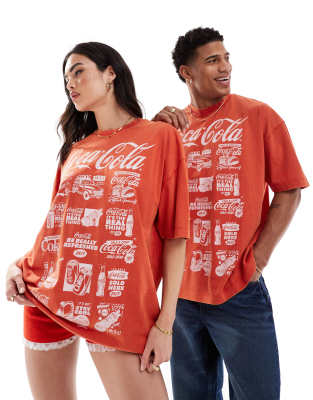 ASOS DESIGN - Unisex - Oversize-T-Shirt in verwaschenem Rot mit lizenziertem „Coca-Cola"-Grafik-Print vorn