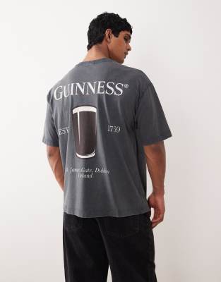 ASOS DESIGN - Unisex - Oversize-T-Shirt in verwaschenem Schwarz mit „Guinness"-Prints