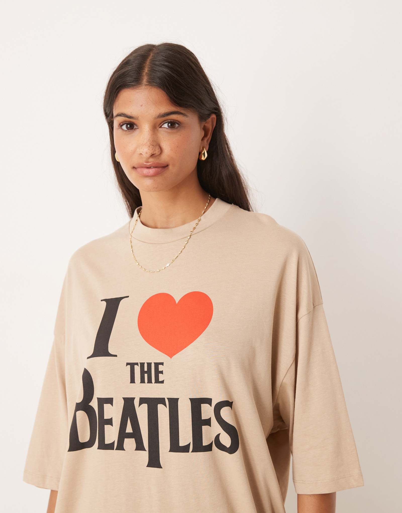 ДИЗАЙНЕРСКАЯ футболка оверсайз унисекс ASOS DESIGN с принтом The Beatles в бежевом цвете