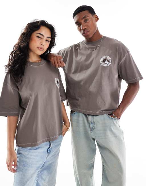ASOS DESIGN - Unisex recht oversized T-shirt met Disney Mickey Mouse-prints in bruin, 3 van 4