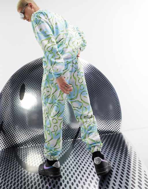 ASOS DESIGN Unisex - Smiley Collab - Blå og hvide joggingbukser med gennemgående Smiley-print, 2 af 4