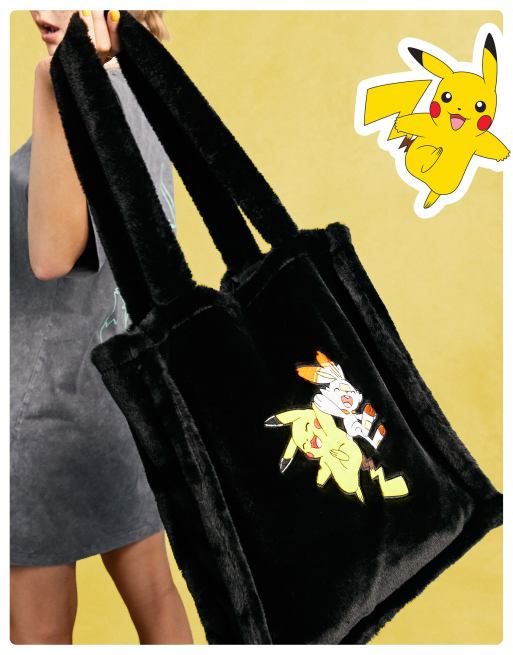 ASOS DESIGN – Unisex – Svart toteväska i fuskpäls med Pikachu- och Scorbunny-broderier