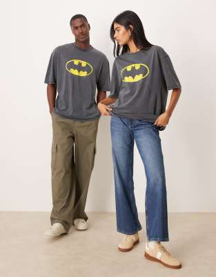 ASOS DESIGN - Unisex-T-Shirt in verwaschenem Schwarz mit „Batman"-Logo und Oversize-Schnitt