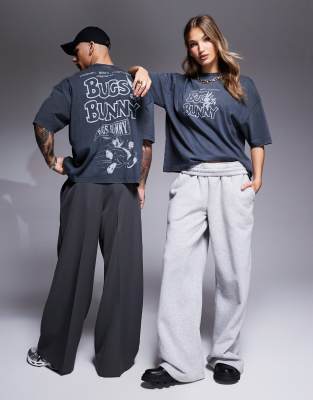 ASOS DESIGN - Unisex-T-Shirt in verwaschenem Schwarz mit Oversize-Passform und lizenzierten „Bugs Bunny Looney Tunes"-Pr...