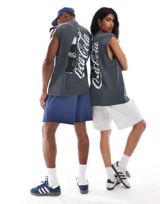 ASOS DESIGN - Unisex-Trägertop in verwaschenem Grau mit Oversize-Schnitt und lizenziertem „Coca Cola Logo"-Print