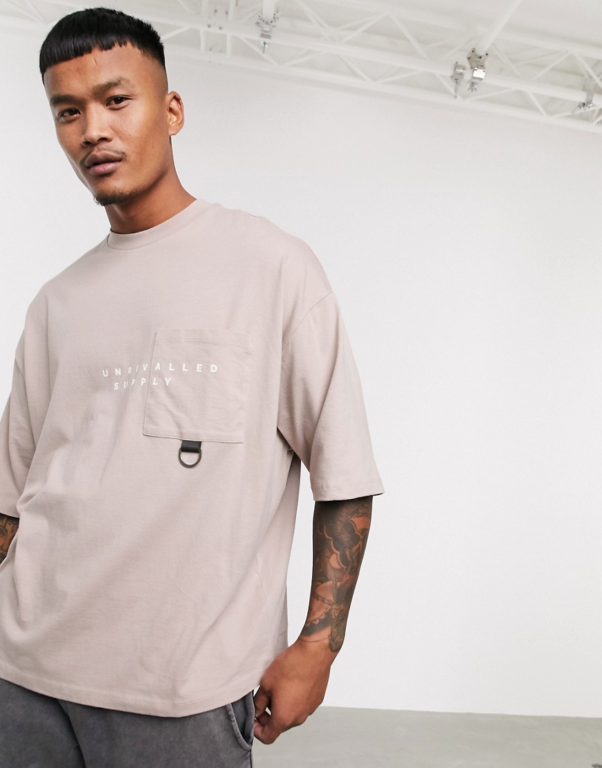 ASOS DESIGN - Unrivalled Supply - Ekologisk t-shirt i oversize med ficka och logga-Brun