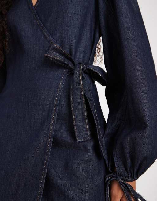 ASOS DESIGN – Urtvättad miniklänning i denim och omlottdesign med ballongärmar, 3 av 4