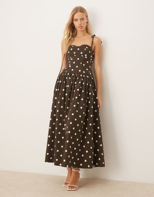ASOS DESIGN – Usztywniana brązowa sukienka midi w groszki z obniżonym stanem i wiązanymi ramiączkami