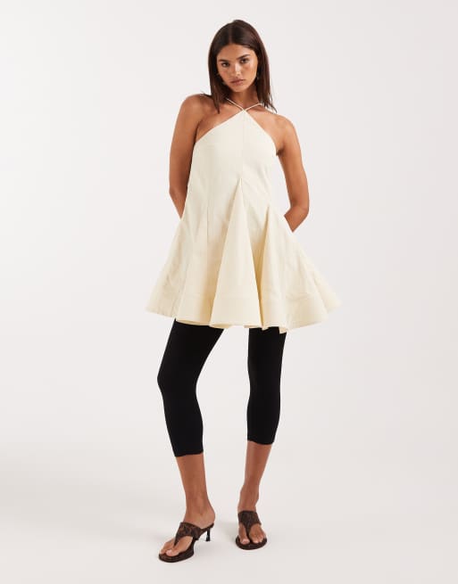 ASOS DESIGN – Usztywniana sukienka mini z dekoltem typu halter i obszerną spódnicą, 2 z 4