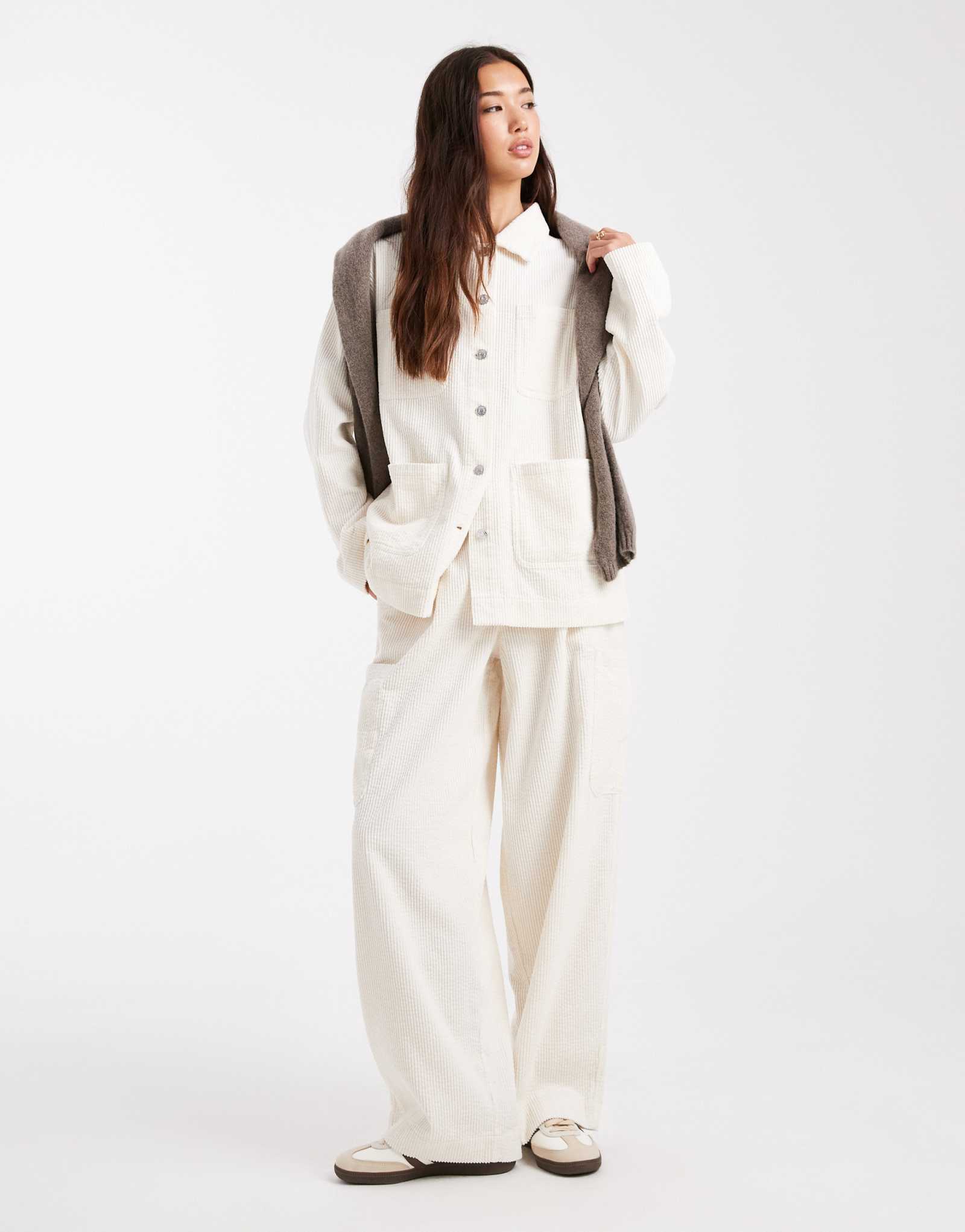 Дизайнерские брюки-бочонки ASOS из шнура зимнего белого цвета - часть комплекта