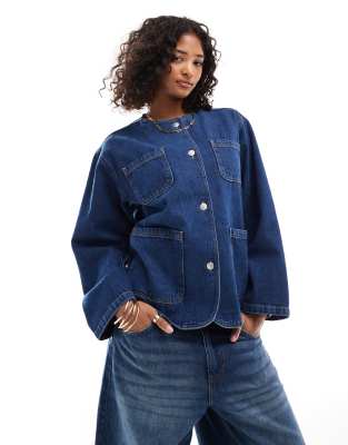 ASOS DESIGN - Utility-Jeansjacke in Mittelblau ohne Kragen