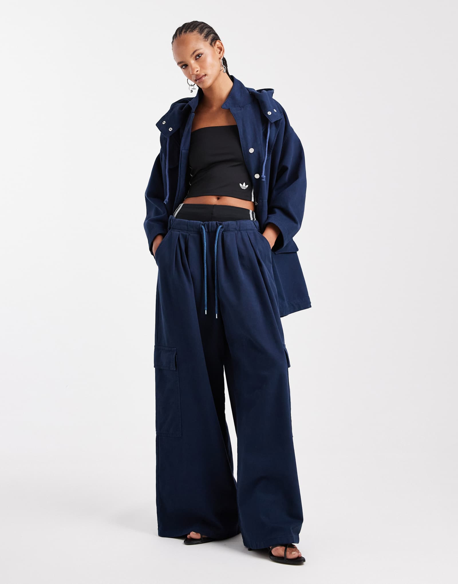 ПРАКТИЧНЫЕ постиранные брюки-карго ASOS DESIGN темно-синего цвета